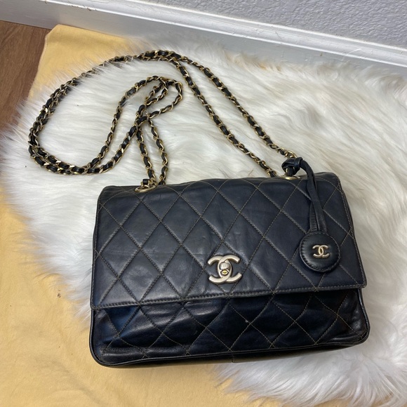 ❌SOLD ON E🅱️🅰️Y❌CHANEL CC black quilted shoulder bag CC logo turn lock Bag 💮 - Picture 3 of 17